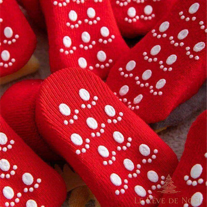 Gros plan sur la semelle antidérapante des chaussettes, motif de pois blancs façon empreintes