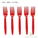 Cinq fourchettes jetables en plastique rouge à quatre dents, sur fond blanc, lot de 10 pièces