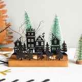 Bougeoir maison de Noël non allumé avec deux rennes en bois, sapins verts tout autour