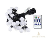 Guirlande de 25 ampoules blanches éteintes enroulée, câble USB et télécommande posés à côté