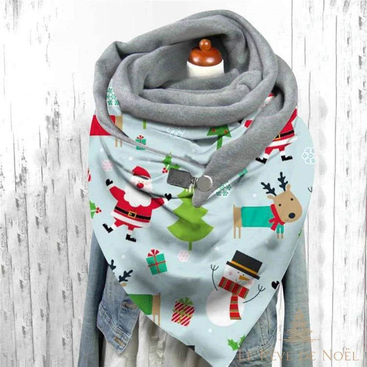 Écharpe triangle de Noël bleu ciel avec Père Noël, renne et bonhomme de neige, portée sur veste en jean