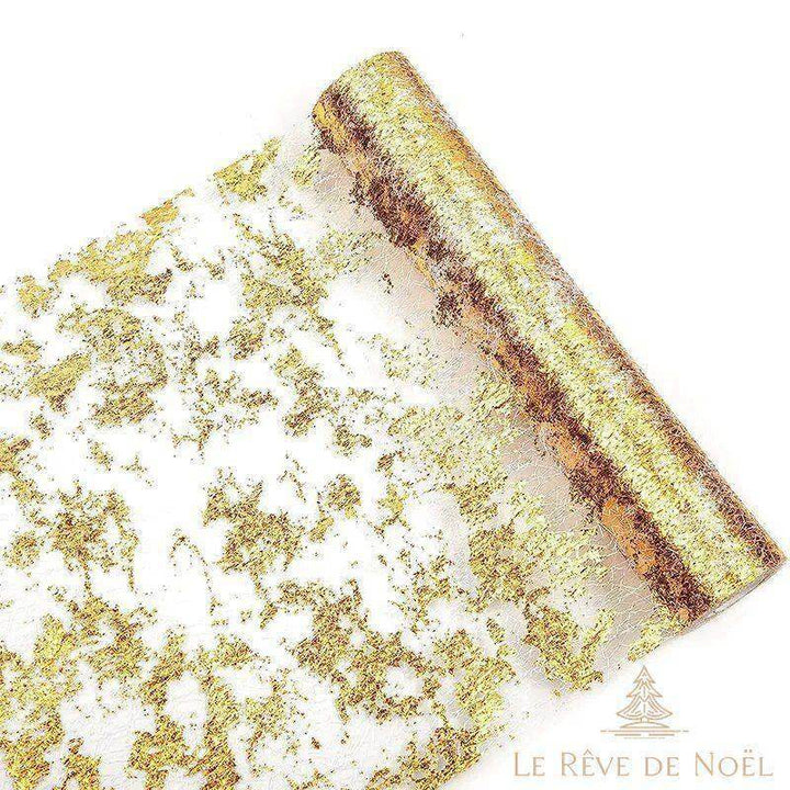 Chemin de table de Noël doré en dentelle craquelée, rouleau en gros plan sur fond blanc
