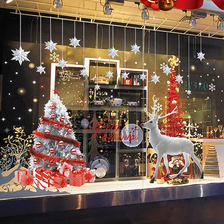 Vitrine de boutique la nuit : sapin blanc aux boules rouges et statue de renne blanc grandeur nature