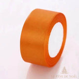 Ruban satin de Noël orange vif, bobine satinée vue de trois quarts