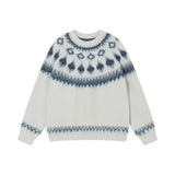 Pull de Noël femme vintage blanc cassé, motif jacquard gris-bleu sur l'encolure, présenté à plat