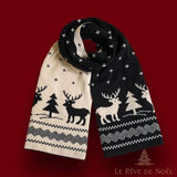 Écharpe bicolore noire et écrue à motif de rennes et sapins, nouée en boucle, fond rouge foncé