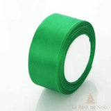 Ruban satin de Noël vert franc, bobine enroulée sur fond clair