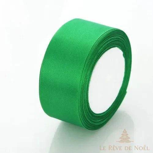 Ruban satin de Noël vert franc, bobine enroulée sur fond clair