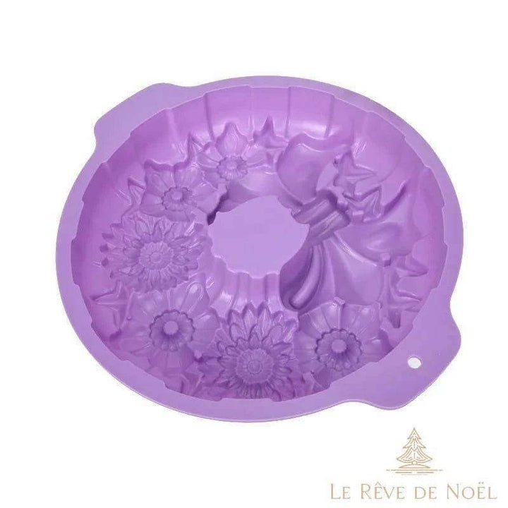 Même moule violet vu de biais, montrant le creux et le relief du motif fleurs et nœud