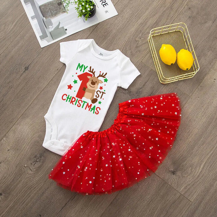 Body blanc « My 1st Christmas » motif renne, jupe tutu rouge pailletée, posé au sol