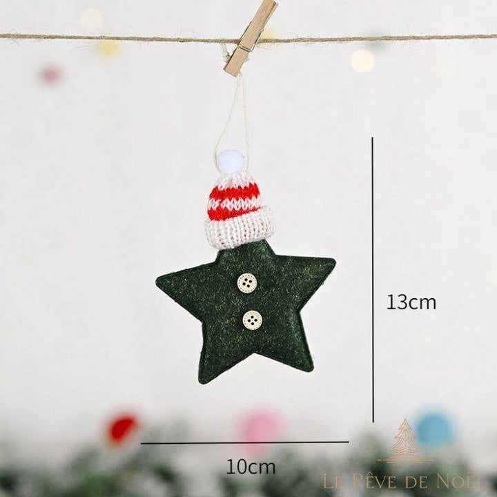 Étoile de Noël en feutrine verte, bonnet tricoté rayé rouge et blanc à pompon, accrochée à une ficelle