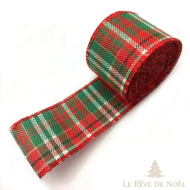 Ruban à carreaux rouge et vert avec fil doré scintillant, enroulé sur fond blanc