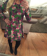 Robe de Noël moche verte à grosses têtes de rennes façon Rudolph, main sur la hanche