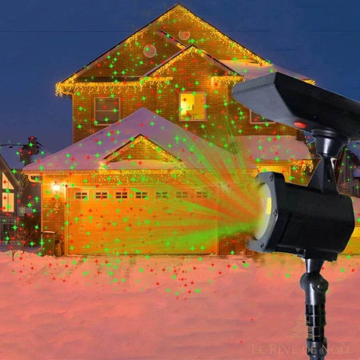 Projecteur laser sur piquet projetant des points rouges et verts sur toute une façade de maison