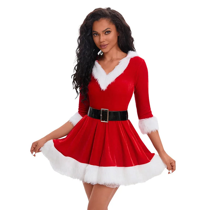 Robe de mère Noël rouge en velours, col en V bordé de fausse fourrure blanche, ceinture noire