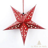 Étoile de Noël en papier rouge 30 cm, motifs étoiles ajourés, suspendue sur fond blanc
