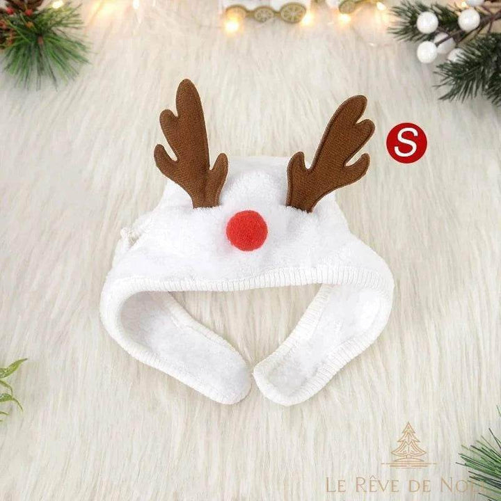 Bonnet blanc taille S à bois de renne brun et pompon rouge en guise de nez, posé à plat