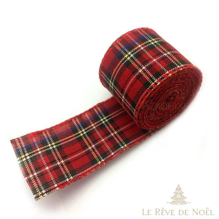 Ruban à carreaux rouge, noir et doré façon tartan écossais, enroulé sur fond blanc