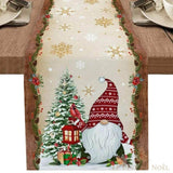 Même chemin de table beige à flocons dorés, avec grand gnome barbu au bonnet nordique rouge, lanterne et cadeau au sapin