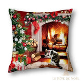 Housse de coussin à motif de chat assis devant une cheminée allumée, fond rouge