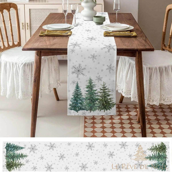 Même chemin de table blanc à flocons argentés sur table en bois foncé, serviettes dorées, vue à plat du tissu en bas