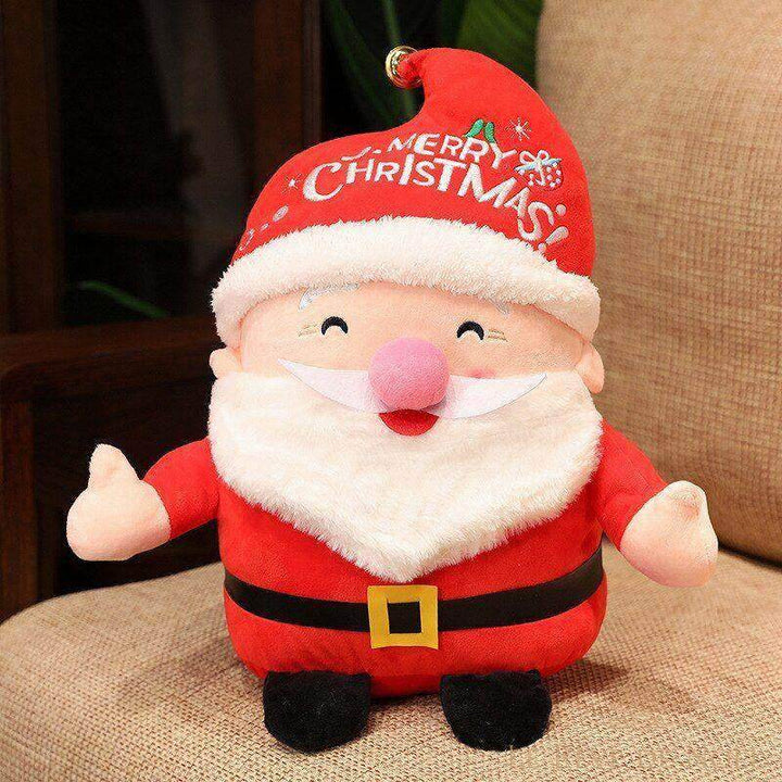 Peluche ronde de Père Noël rouge et blanc, vue de trois quarts dans un fauteuil beige
