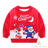 Pull enfant rouge avec Père Noël en bleu, cadeaux et flocon tricotés sur fond blanc