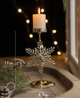 Bougeoir doré en forme de flocon de neige ajouré, bougie allumée, hauteur 17 cm, base 8,5 cm