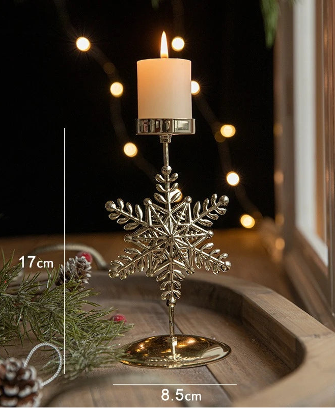 Bougeoir doré en forme de flocon de neige ajouré, bougie allumée, hauteur 17 cm, base 8,5 cm