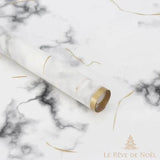 Rouleau de papier cadeau effet marbre blanc et gris classique, entouré de rubans dorés bouclés