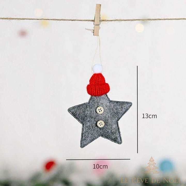 Étoile de Noël en feutrine grise à bonnet tricoté rouge, suspendue à une pince en bois