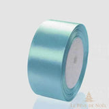 Ruban satin de Noël bleu glacé très pâle, bobine sur fond gris clair