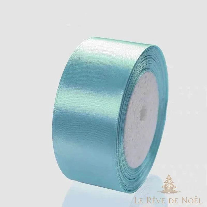 Ruban satin de Noël bleu glacé très pâle, bobine sur fond gris clair