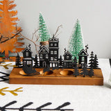 Bougeoir maison de Noël non allumé, traîneau du Père Noël en silhouette, sapins verts en décor