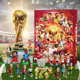 Calendrier de l'avent foot, boîte rouge à joueurs illustrés, trophée doré et figurines de footballeurs sur pelouse