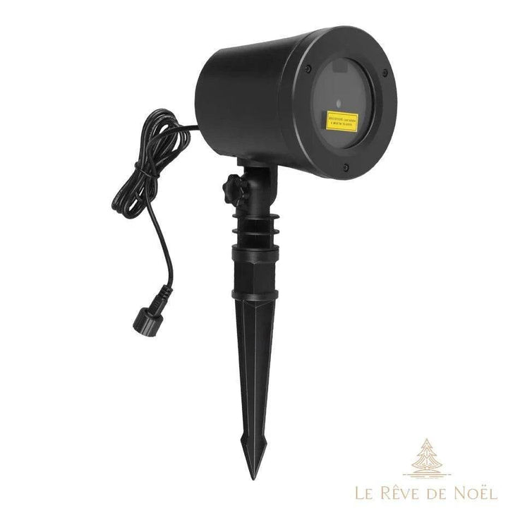 Projecteur traîneau Père Noël noir vu de profil, fixé sur un piquet à planter avec son câble