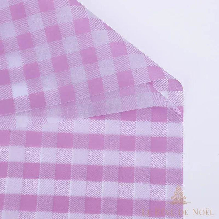 Papier cadeau à carreaux violet clair et blanc, gros plan sur le coin de la feuille repliée