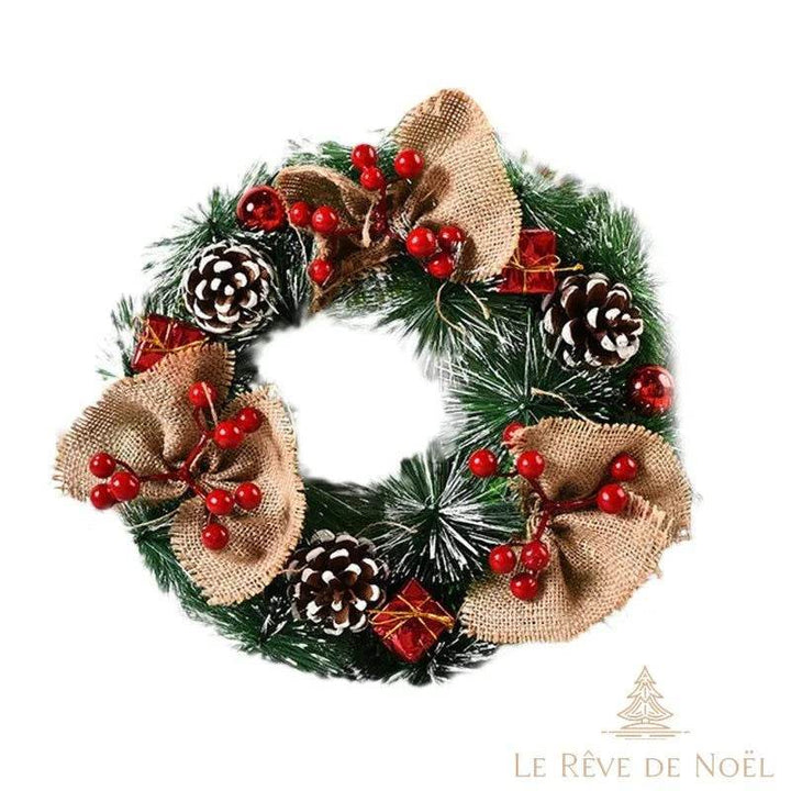 Couronne de sapin avec pommes de pin givrées, nœuds de jute, petits cadeaux et boules rouges