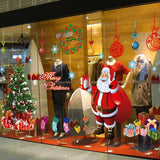 Sticker vitrine boutique : Père Noël et sa hotte près d'un sapin décoré, couronne et chaussettes