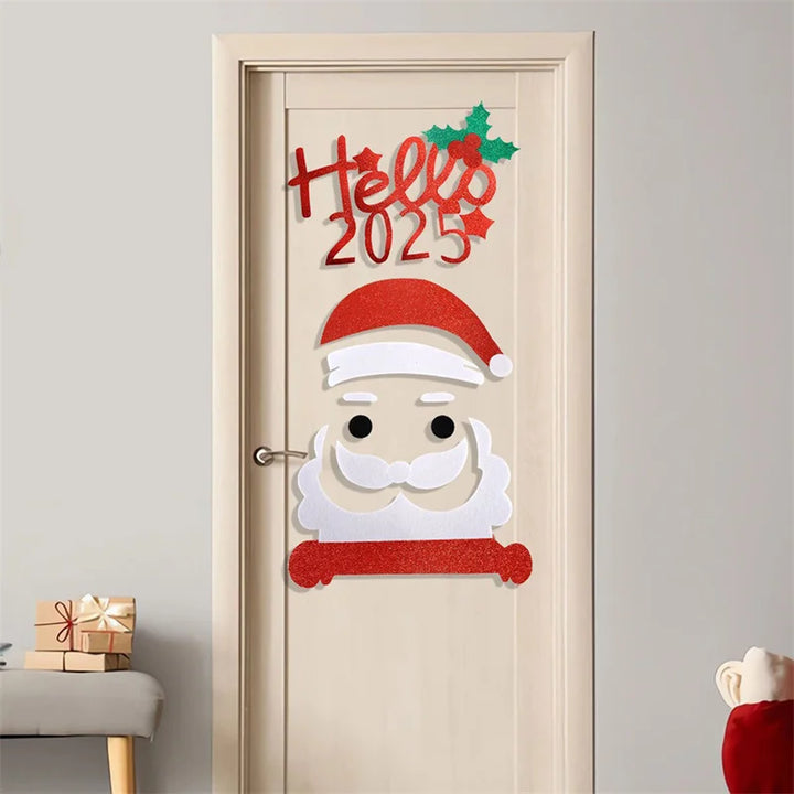 Sticker tête de Père Noël et texte Hello 2025 collés sur une porte en bois clair