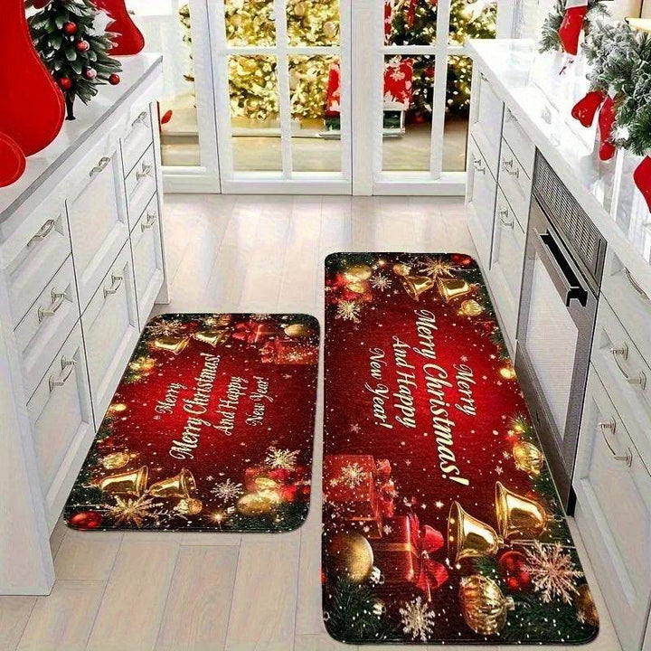 Tapis de cuisine rouges à clochettes dorées et cadeaux, posés devant un four dans une cuisine blanche