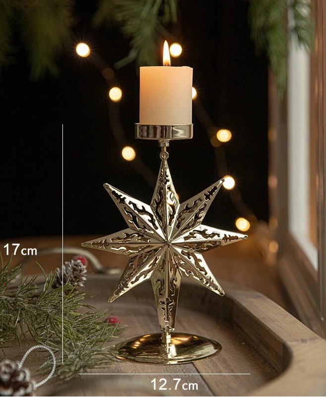 Bougeoir doré en étoile filigranée à huit branches, bougie allumée, hauteur 17 cm, base 12,7 cm