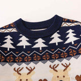 Gros plan sur le col côtelé bleu marine du pull, motifs sapins et rennes en tricot jacquard