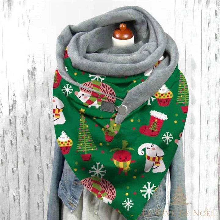 Écharpe triangle de Noël verte à hérissons, cupcakes et sapins kawaii, portée sur veste en jean