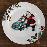 Assiette bordée de houx, Père Noël appuyé sur une voiture ancienne verte conduite par un chien