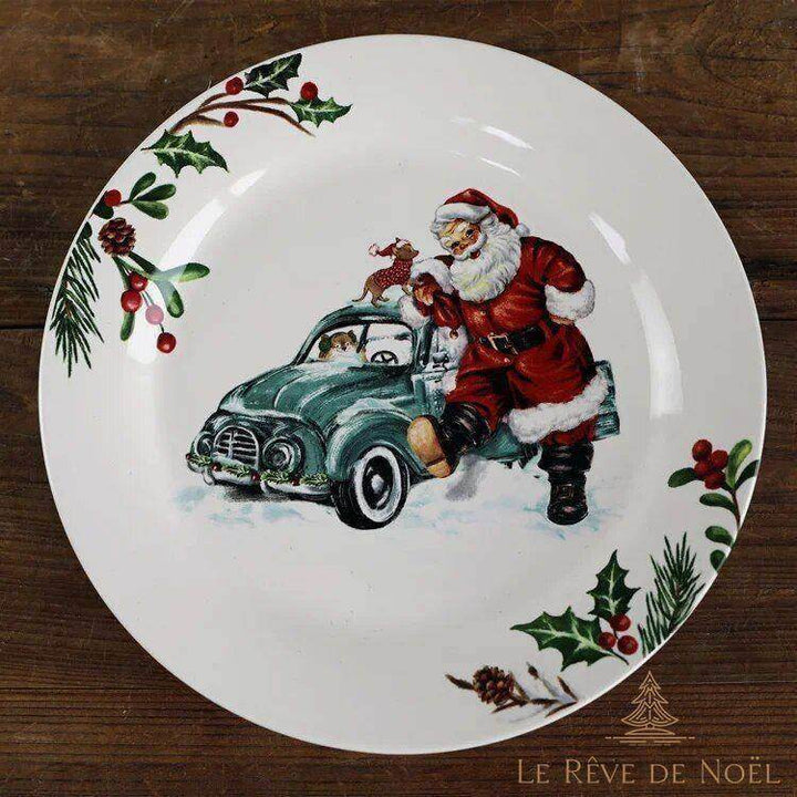 Assiette bordée de houx, Père Noël appuyé sur une voiture ancienne verte conduite par un chien