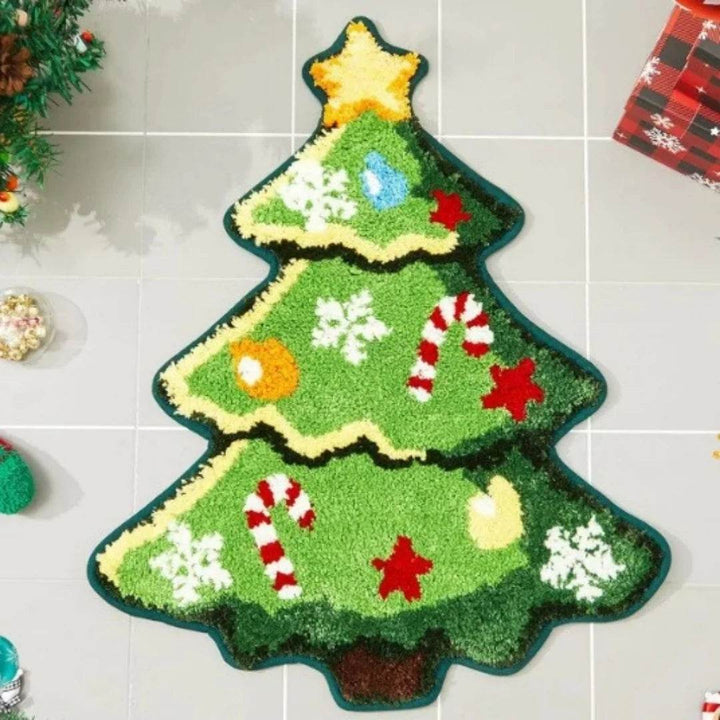 Tapis en forme de sapin vert à étoile jaune, motifs guimauve et sucre d'orge, posé au sol