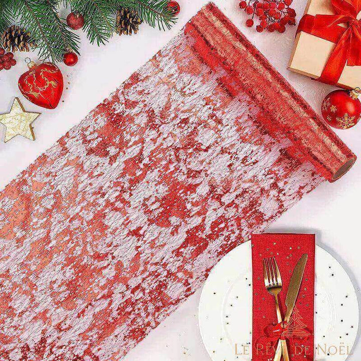 Chemin de table de Noël rouge en dentelle déroulé, avec branche de sapin et couvert de fête