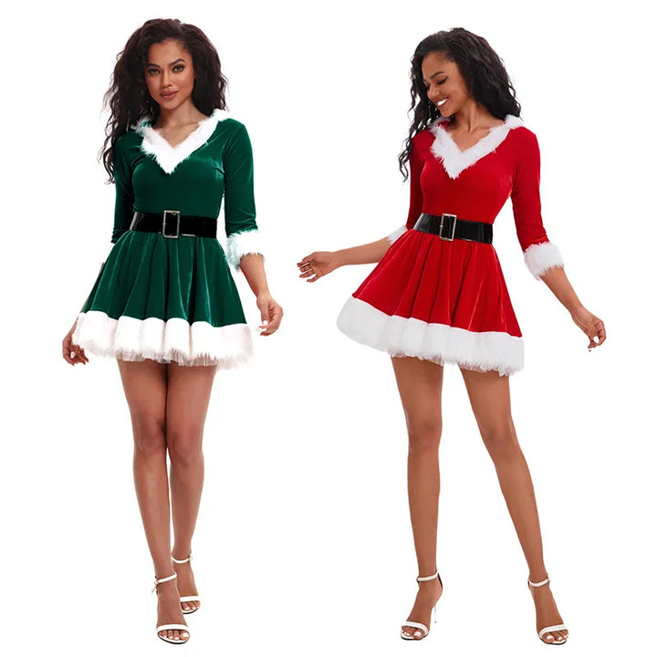 Robe mère Noël présentée en deux coloris, vert sapin et rouge, ceinture noire et jupe évasée