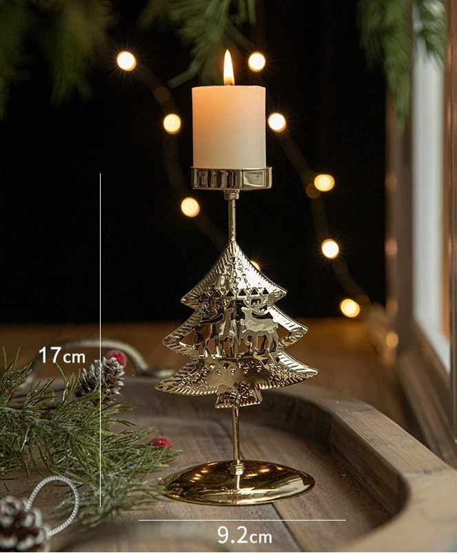 Bougeoir doré en sapin ajouré orné de rennes découpés, bougie allumée, hauteur 17 cm, base 9,2 cm